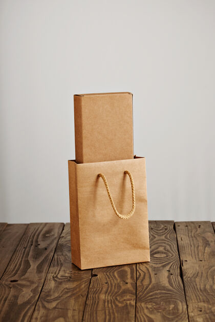 物品工艺纸袋与纸板空白盒内提出的乡村木桌上 白色背景隔离旧的环境回收