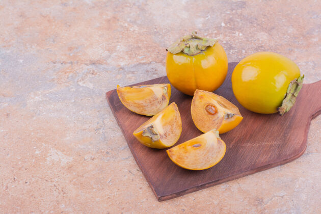 热带黄梅枣放在木盘上美味异国情调素食
