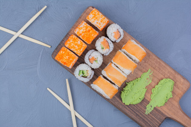 质量费城 三文鱼和清酒卷和芥末放在木盘上观点美味寿司