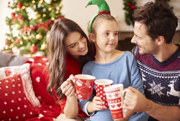 装饰一家人在圣诞节喝热巧克力孩子家庭内部孩子们
