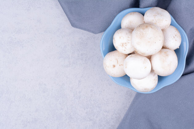 美味把白蘑菇放在蓝色的碗里品质成分美味