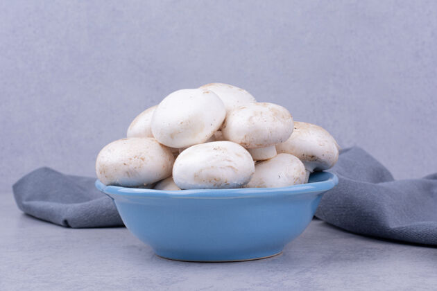 蔬菜蓝色陶瓷碗里的白蘑菇品质生物产品