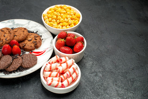 餐正面图美味巧克力饼干和糖果蛋糕健康浆果