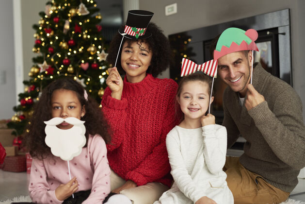 十二月戴着圣诞面具的幸福家庭的画像男性爱装饰