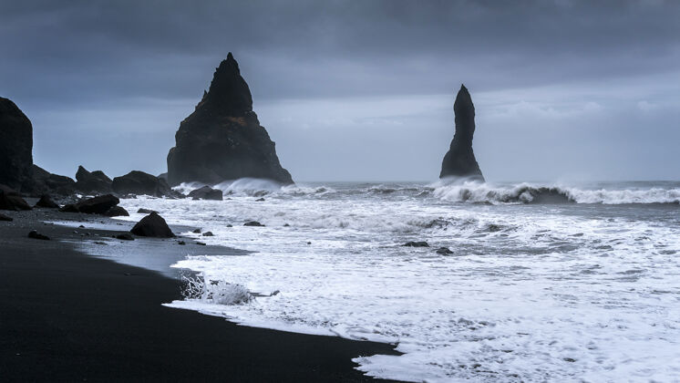 美丽维克和玄武岩柱 冰岛的黑沙滩岩石海石头