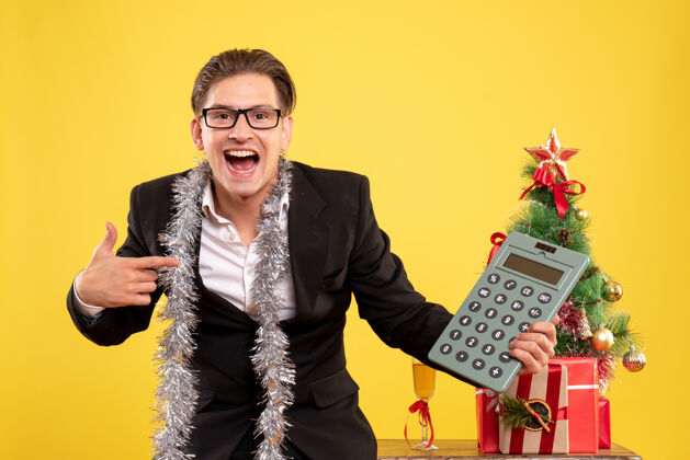 表演者正面图穿西装的男工人站着拿着计算器圣诞节计算器情绪