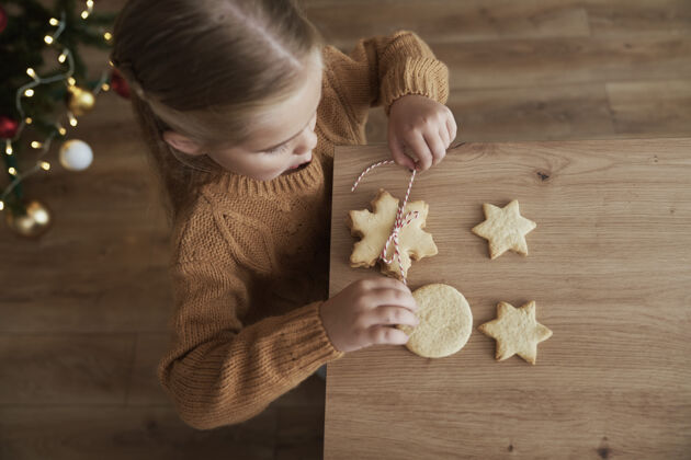 厨房女孩为圣诞老人打包饼干的顶视图顶部女孩人