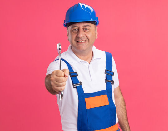 高级微笑的成年白人建筑工人制服举行扳手孤立制服工人建筑工人