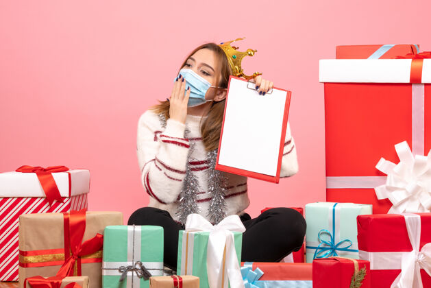 礼物正面图年轻女性围坐在圣诞礼物旁边 带着文件便条礼物精品店礼物