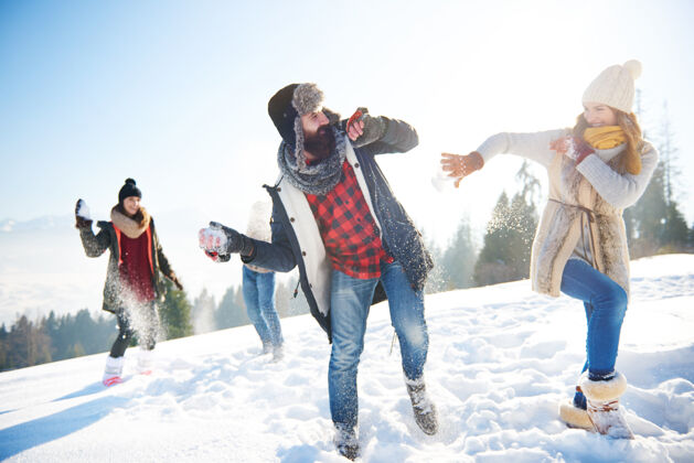 表情快乐的情侣在雪中玩耍享受扔欢乐
