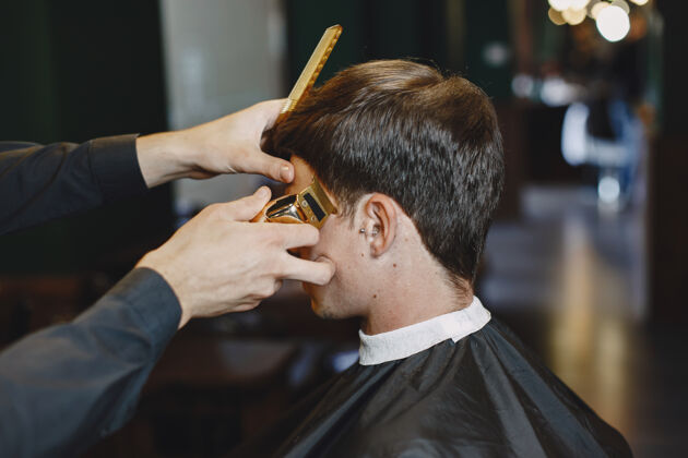 剃须男人和发型师一起工作理发师和客户一起工作胡子帅气肖像