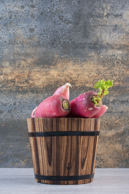 桶装新鲜的红萝卜在木桶里高品质的照片萝卜生的收获