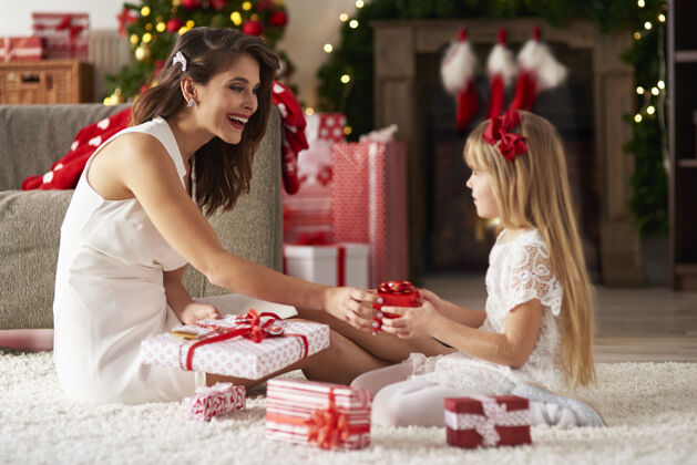 交女人和女孩交换礼物女孩圣诞装饰品女儿