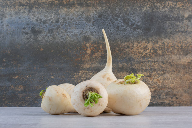 烹饪石桌上的生白萝卜高品质照片健康食物食用
