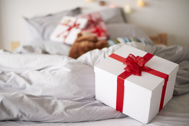 早晨床上的圣诞盒子装饰床上用品装饰品