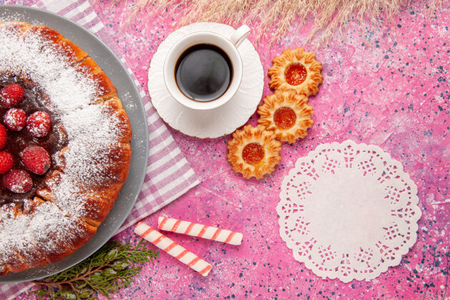 饼干俯视美味草莓蛋糕糖粉饼干和茶上浅粉色背景蛋糕甜饼干饼干茶背景浅粉色顶部