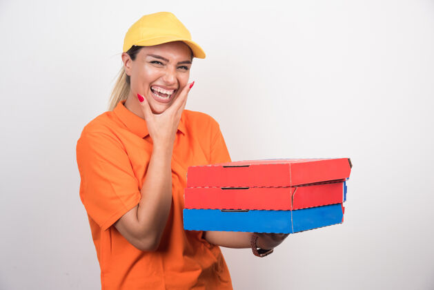 快速微笑的送货员拿着披萨盒抱着她的脸快乐女人举行