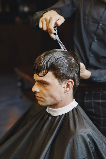 Mn男人和发型师一起工作理发师和客户一起工作头发发型师椅子
