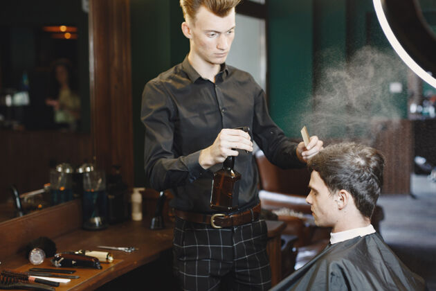 客户男人和发型师一起工作理发师和客户一起工作时尚Mn椅子
