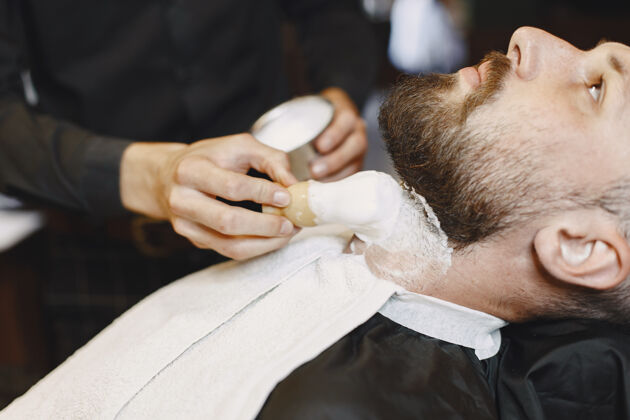 客户有胡子的男人有客户的理发师有刷子的男人剪理发师犀利