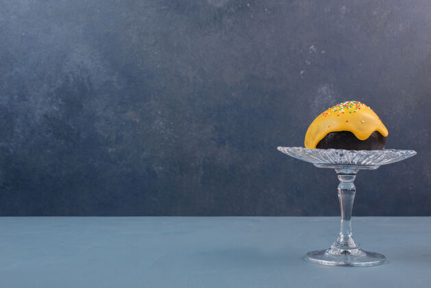 大理石大理石桌上玻璃板上的甜甜圈美味美味甜甜圈