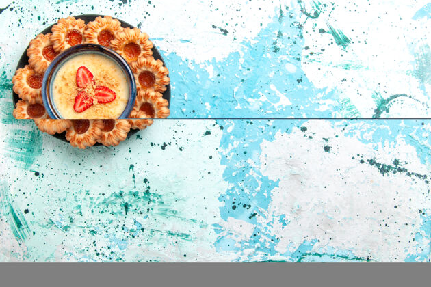 甜点俯视美味饼干果酱和草莓甜点浅蓝色背景饼干糖甜饼干蛋糕顶部帽子饼干