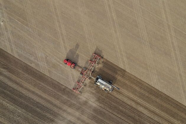 农田白天农田施肥机的空中俯拍自然阳光乡村