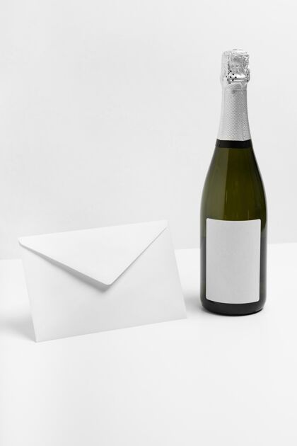 新年前夕简约的信封和香槟瓶模型事件庆祝聚会