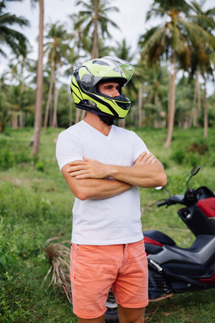 车辆在热带丛林地带骑着红色摩托车的壮汉生活户外度假