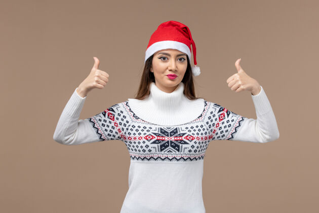 模特正面图年轻女子在棕色背景上喜气洋洋的表情感慨圣诞新年年份人物新