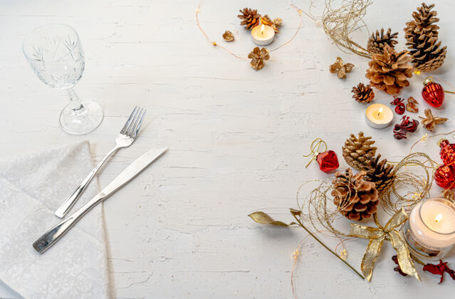 柔软一个乡村色彩丰富的圣诞餐桌与花色和文本空间的头顶拍摄装饰品树餐饮