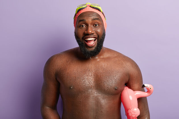 无胡子快乐的没刮胡子的肌肉男在海里游泳和潜水后心情很好 笑容灿烂 带着充气游泳健身游泳裸体
