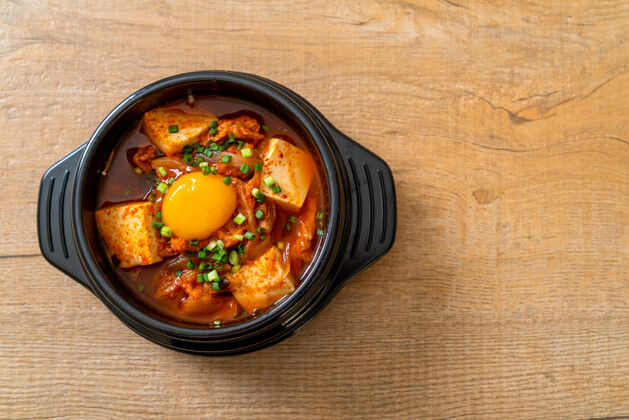 豆腐“泡菜jjigae”或泡菜豆腐蛋湯或韓國泡菜燉肉-韓國傳統風格的食物招牌美食韓式