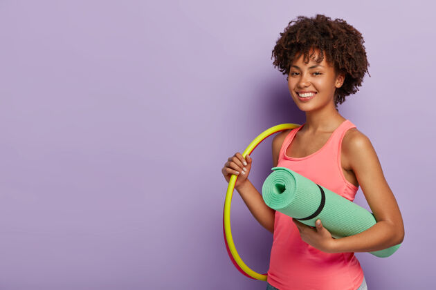 垫子快乐健康的女人转篮 扛滚卡雷马特 锻炼身体 过健康的生活健康训练身材