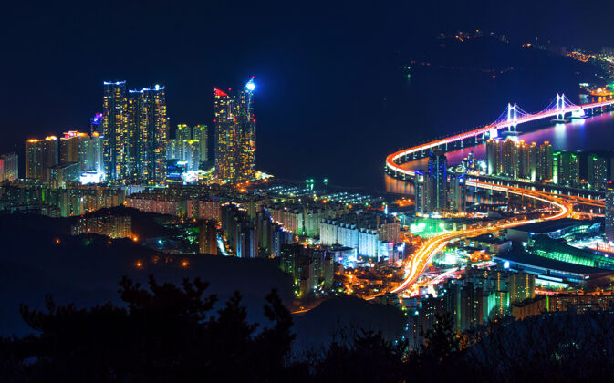地方韩国釜山夜晚的光安桥和海云台商务海洋桥梁