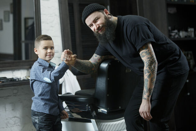 男儿童理发师和小男孩对抗黑暗沙龙专业儿子