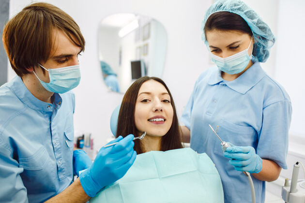 特写牙医接待处接待的那个女人和助手患者牙齿口腔