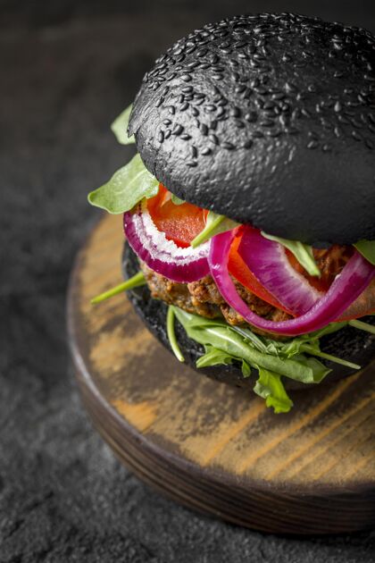 配料高角度素食汉堡与黑色面包在砧板上快餐芝士汉堡汉堡包