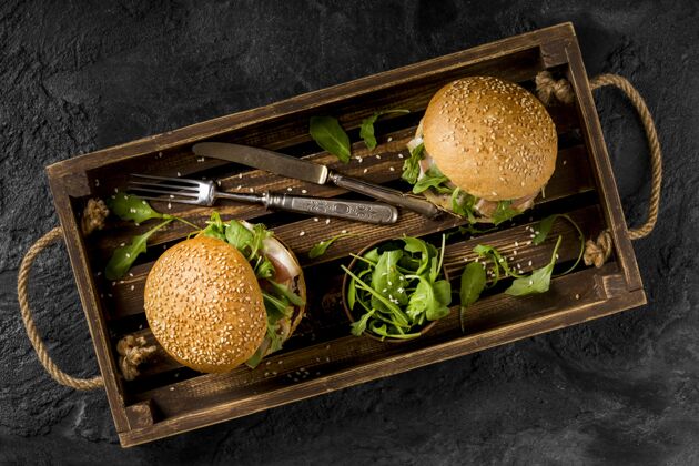 膳食俯瞰篮子里的汉堡汉堡包菜单水平