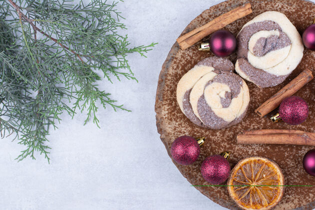 圣诞节小甜饼 肉桂和橘子片放在木头上闪亮冬天装饰