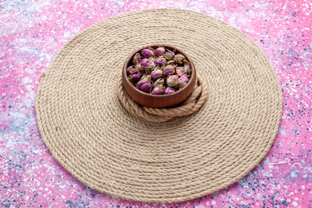 花粉色书桌上有绳子的干小花花的彩色照片背景干的绳子小的