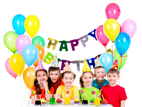 轮毂盖一群穿着五颜六色衬衫的快乐的孩子在生日聚会上玩得很开心-被隔离在白色的地板上男孩食物蜡烛