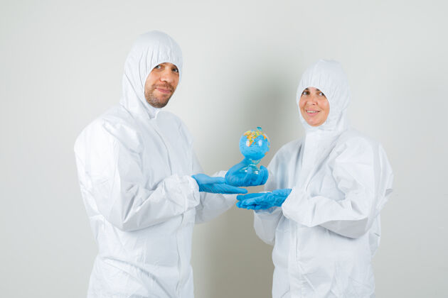 医生两个医生在展示穿着防护服的地球模型地球仪专业制服