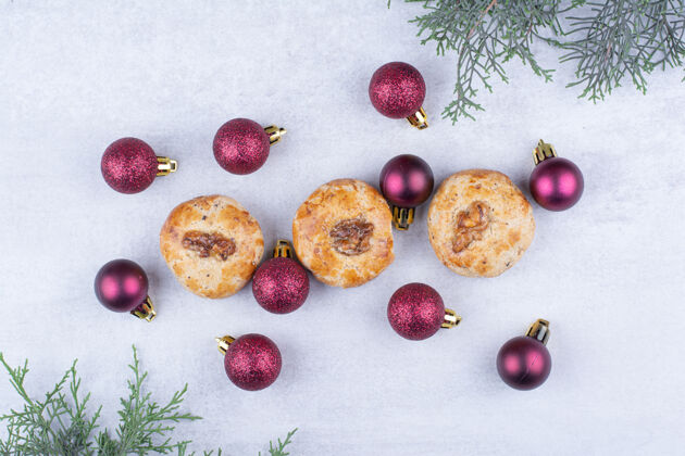 小吃核桃饼干和闪闪发光的圣诞球云杉饼干食物
