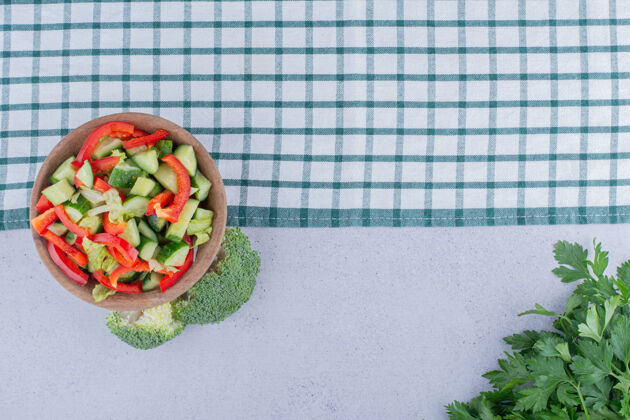 美味桌布 一碗蔬菜沙拉 一捆欧芹和西兰花放在大理石背景上桌布饮食香精