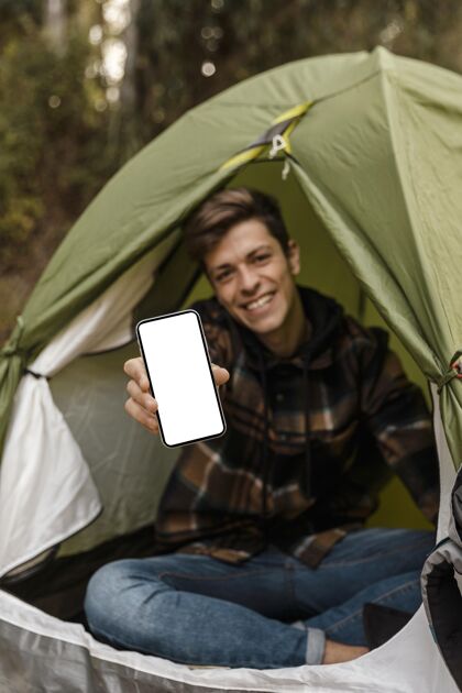 旅行森林里快乐的野营者假日旅行露营