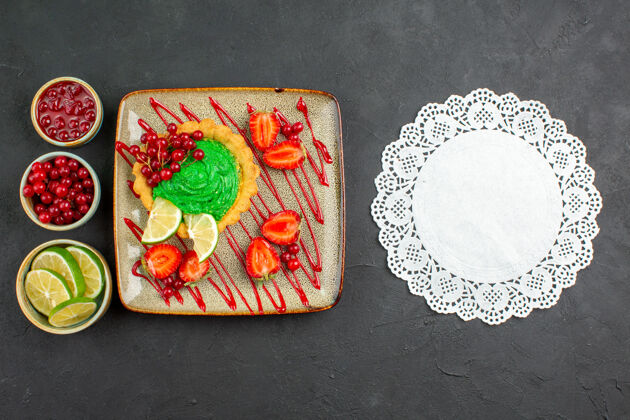 王牌顶视图美味的奶油蛋糕与草莓在一个黑暗的背景甜茶糖甜点容器草莓钱包