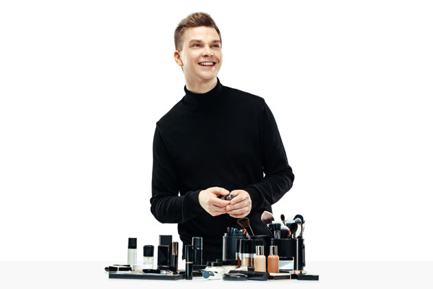 美容专业化妆师与工具隔离在白色工作室的背景下男性在女性profesion性别平等的概念沙龙肖像男性