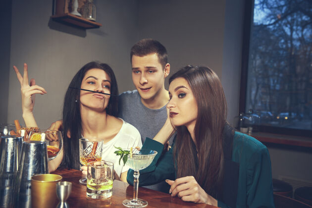 酒吧快乐的朋友在酒吧或酒吧相互交流的照片欢笑女人聚会