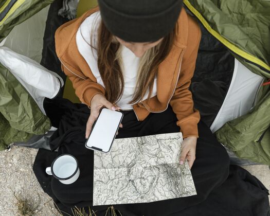 探险女人露营和看地图旅行旅行度假